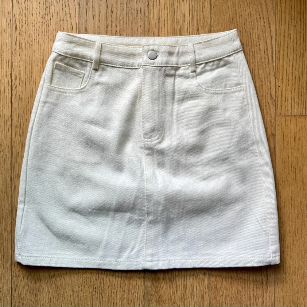 White Denim Mini Skirt NWOT - Size S - Picture 5 of 8